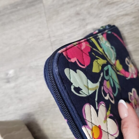 Vera Bradley * Navy Floral Ribbons * Wristlet - Picture 4 of 9